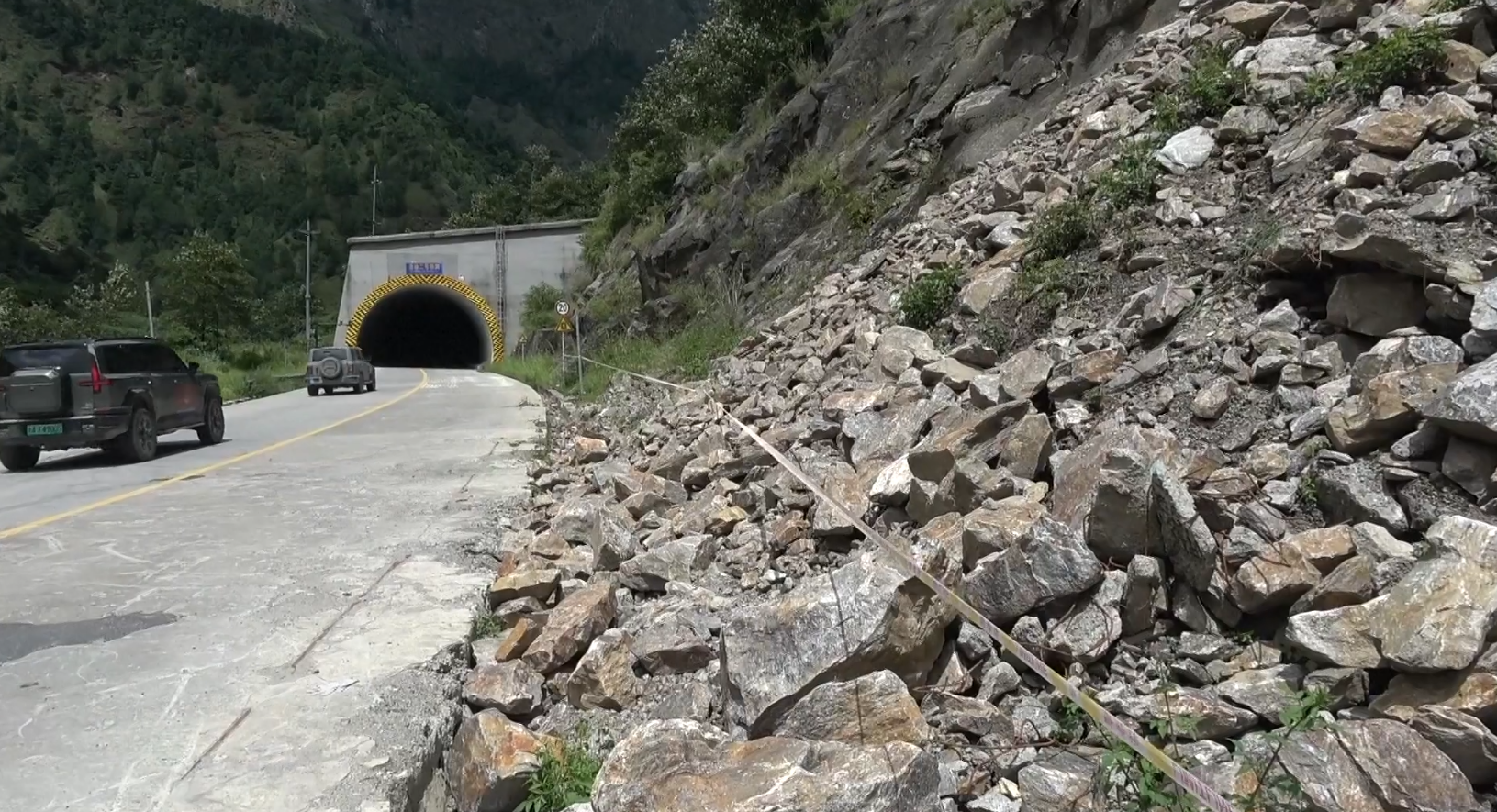 चीनतर्फ मुख्य राजमार्गको अवरोध हटाइयो, जोखिम कायमै